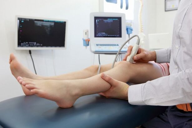 Εξέταση των ποδιών για κιρσούς πριν από τη χειρουργική επέμβαση